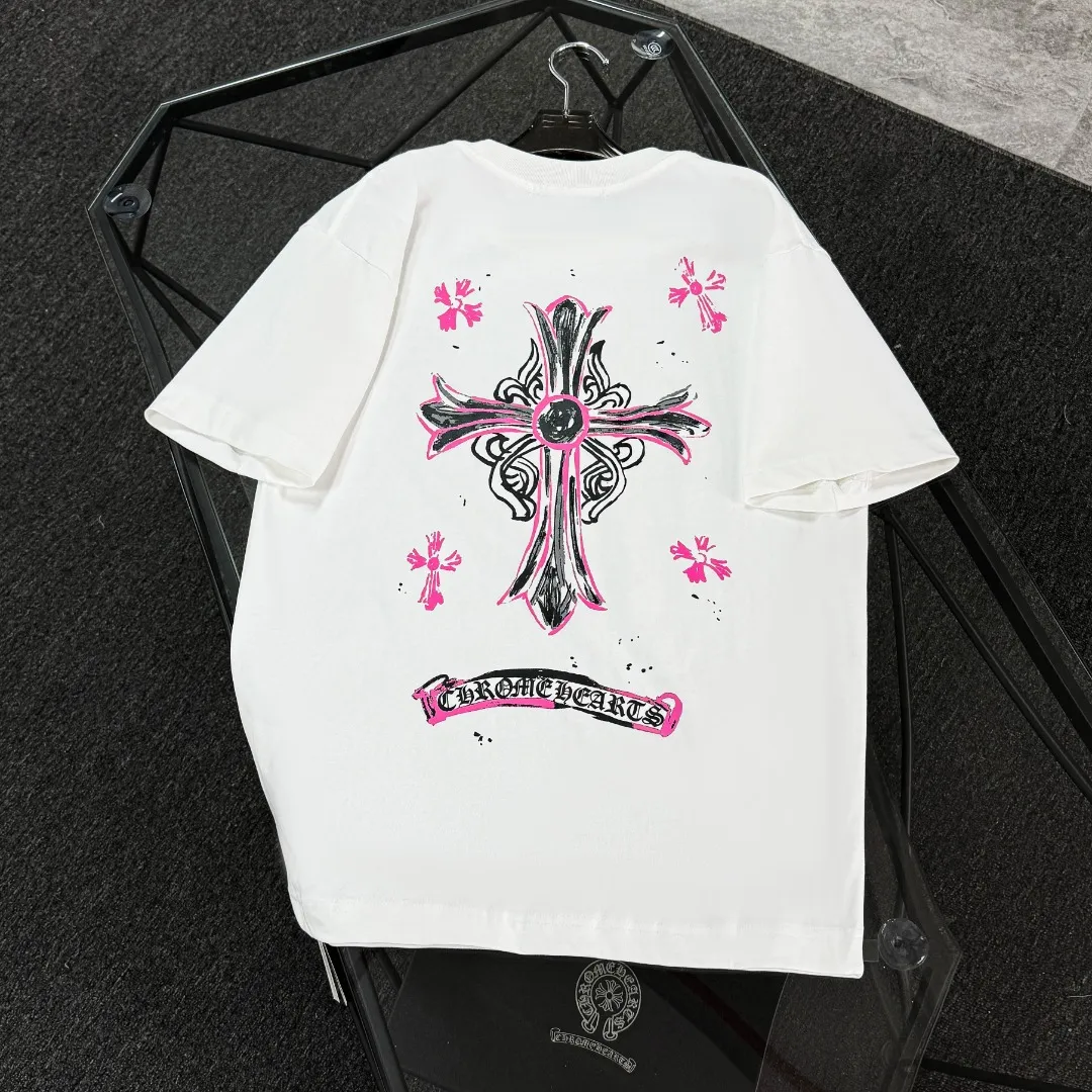 P170 Chrome Hearts Chrome Hearts 25 high-end versions. The fabric is made of 300 grams of high-density pure cotton. It does not deform or shrink. It has three labels. It is the same style for men and women. Technology: Digital printing. Color: White. Black. SIZE: S-XL.